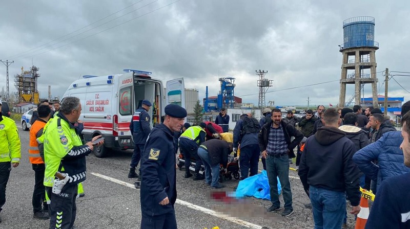 Diyarbakır'da yol çalışması yapan işçilere araç çarptı: 3 ölü