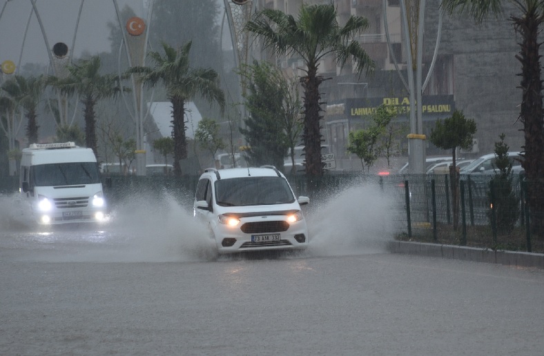 Şırnak'ta aşırı yağışlar karayolunu ulaşıma kapattı