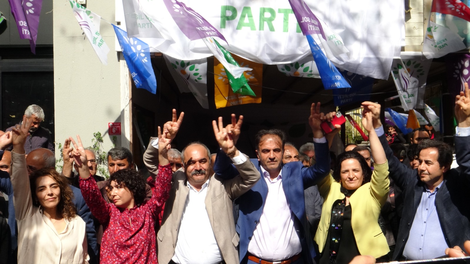 Yeşil Sol'un Diyarbakır adaylarına kitlesel karşılama