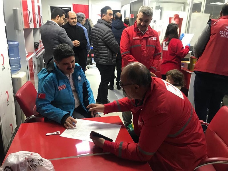 Diyarbakır'da sağlık çalışanları kan stokuna destek verdi