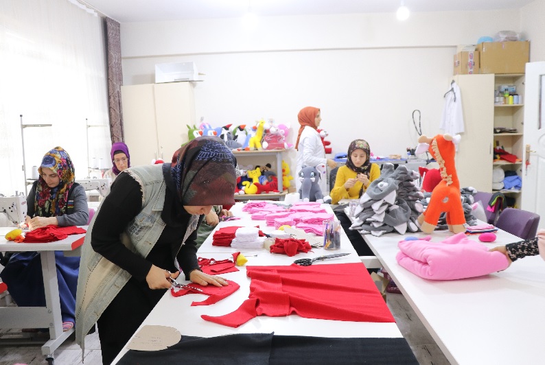 Siirtli kadınlar kursta günlük 150 pelüş oyuncak üretiyor