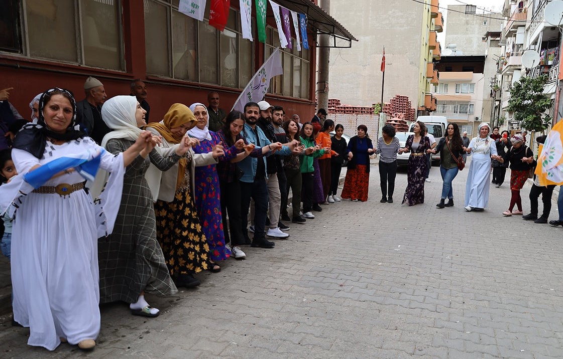 İzmir'de Deniz Poyraz adına kadın seçim bürosu açıldı