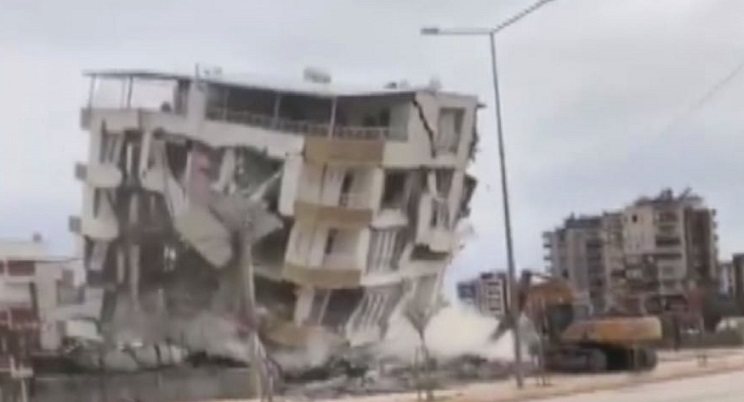 Ağır hasarlı binanın çöküş anı kamerada