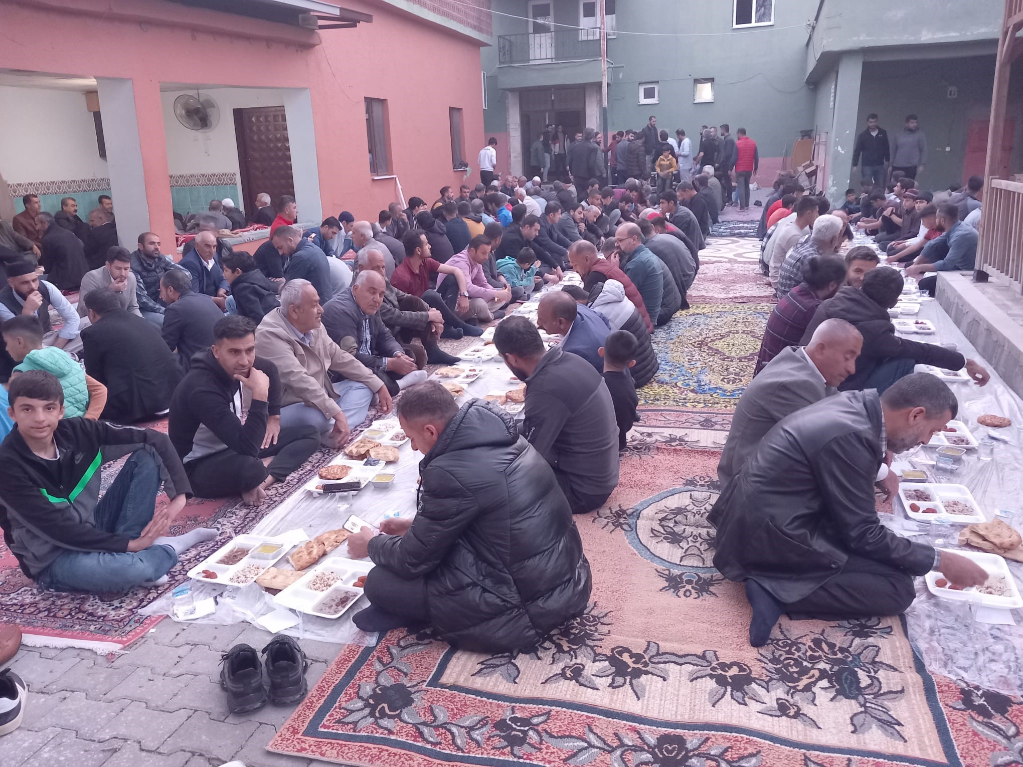 Diyarbakır'da yüzlerce medrese talebesi iftarda buluştu