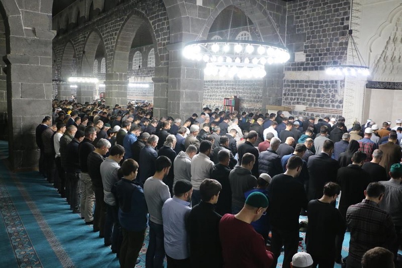 Diyarbakır’da Ramazanın son teravih namazı kılındı