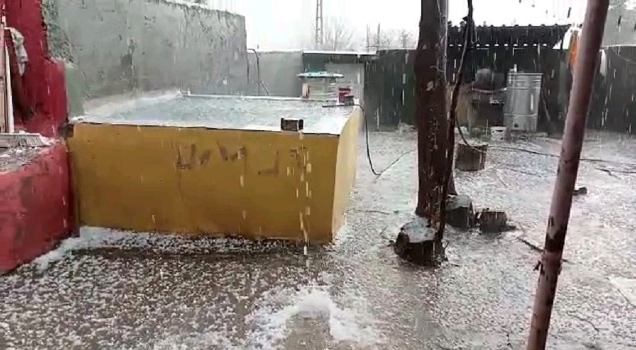 Diyarbakır’ın Hani ilçesinde dolu yağışı etrafı beyaza bürüdü