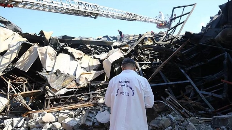Mobilya fabrikasında yangın: Biri itfaiye eri 4 kişi öldü