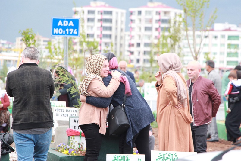 Depremde 414 kişinin öldüğü Diyarbakır’da, mezarlıklara duygu dolu ziyaretler
