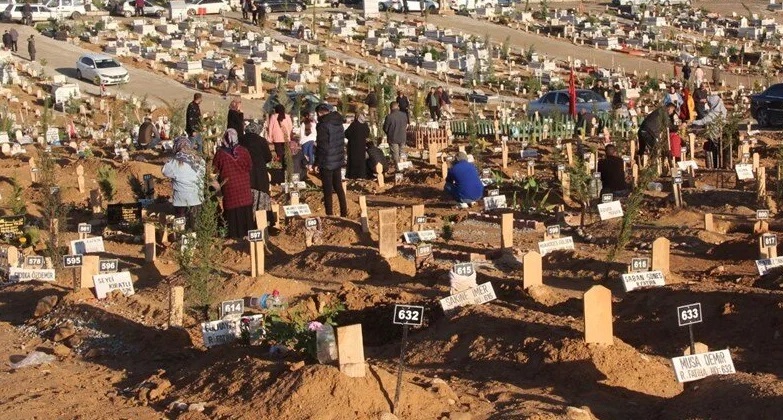 Deprem bölgesinde buruk Ramazan Bayramı: Mezarlıklara akın edildi
