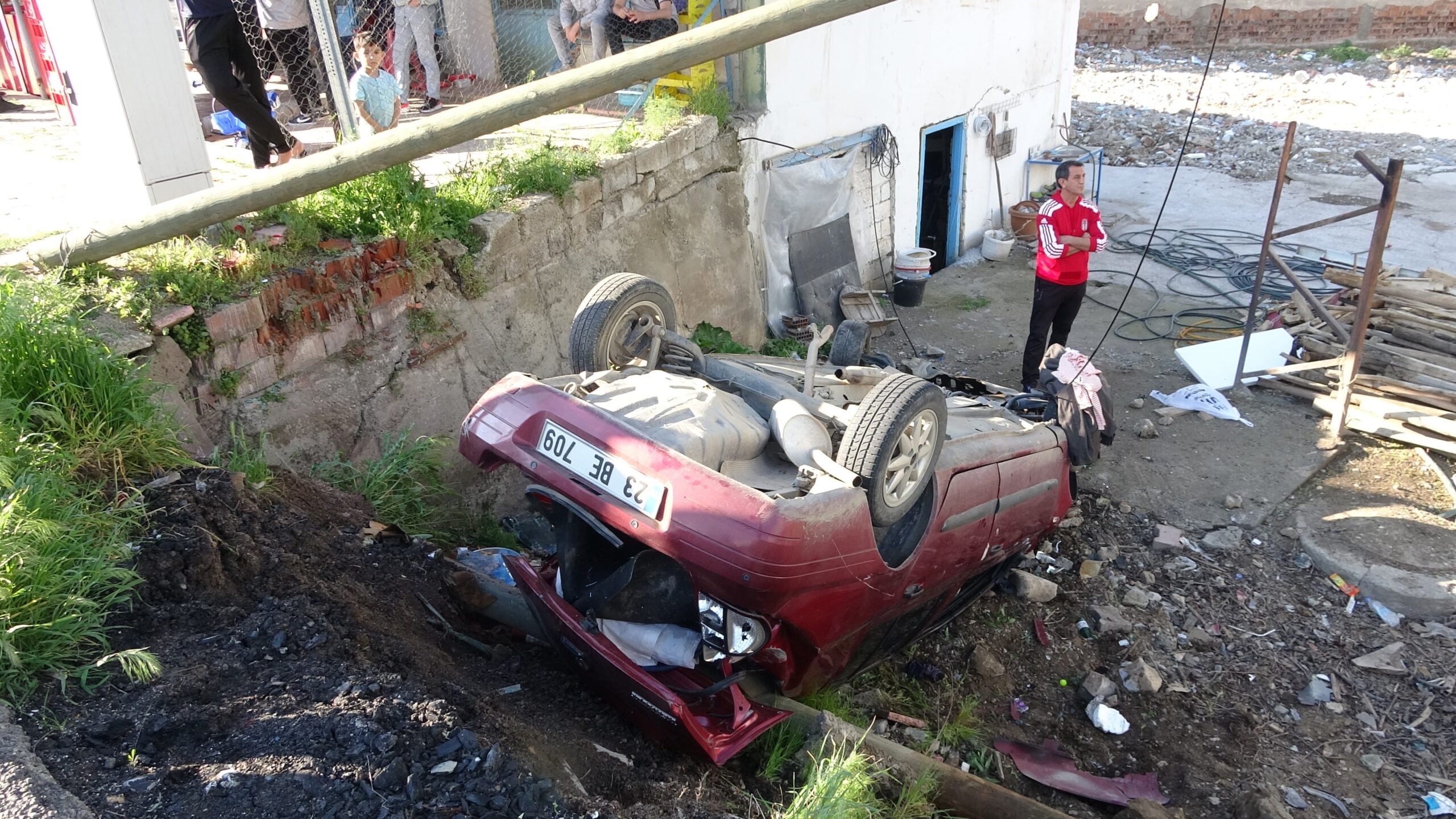 Elazığ’da otomobil bahçeye uçtu: 5 yaralı