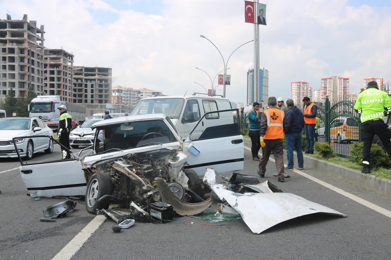 2 aracın karıştığı kazada 8 kişi yaralandı