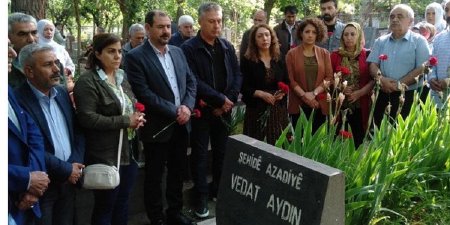 Vedat Aydın’ın Diyarbakır’daki mezarına bayram ziyareti