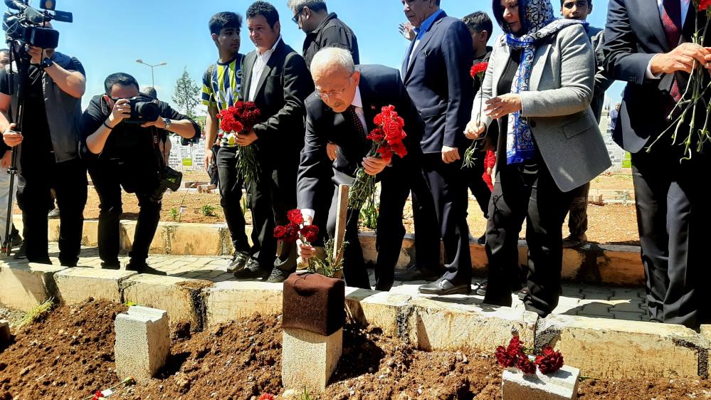 Kılıçdaroğlu, depremzedelerin mezarına karanfil bıraktı