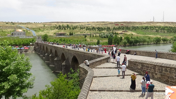 Tarihi mekanlar bayramda doldu taştı