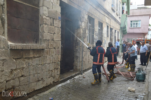 Video Haber: Tüplerin bulunduğu binada çıkan yangın paniğe yol açtı