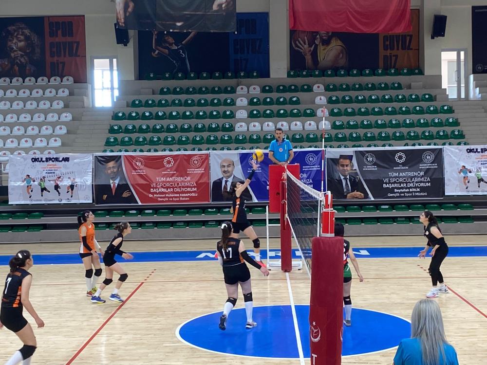 Bağlar Belediyespor'un genç kız voleybol takımı, bölge şampiyonu oldu