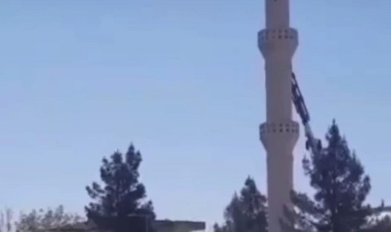 Batman’da hasar alan camiinin minaresi kontrollü olarak yıkıldı