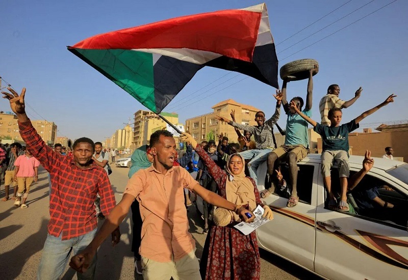 50'den fazla ülke Sudan'dan vatandaşlarını tahliye etti
