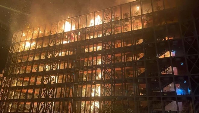 İzmir Narlıdere'de büyük site yangını