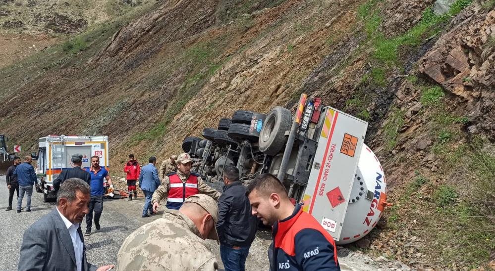 Bitlis'te yakıt dolu tır devrildi: 1 yaralı