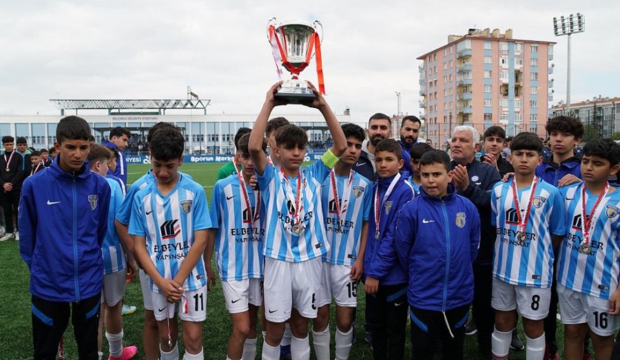 Gönüllerin Şampiyonu tarih yazdı; Diyarbakır İnter'den talihsiz final