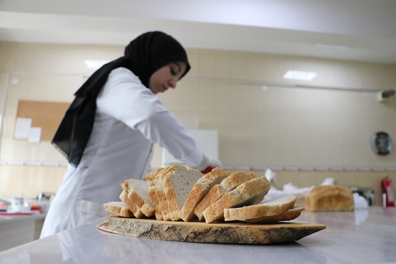 Diyarbakır'da "glütensiz mutfak"ta çölyak hastası öğrencilere ekmek üretiliyor