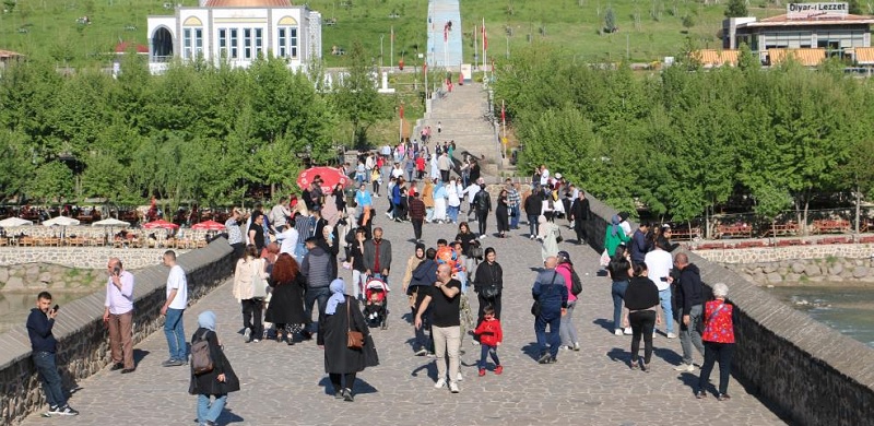 Diyarbakır'da öğretmenler depremzedelerin ihtiyaçları için bir araya geldi