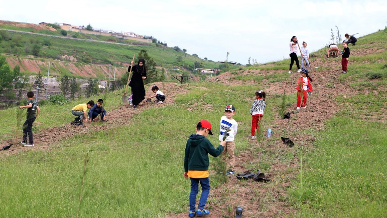 Diyarbakır’da minik öğrenciler depremde hayatını kaybedenlerin anısına fidan dikti