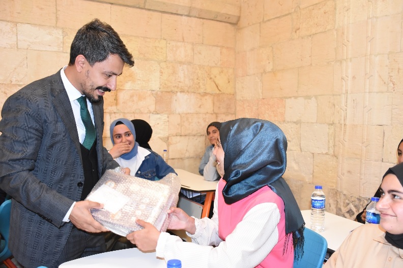 Diyarbakır'da Akademi Lise öğrencilerine kitap setleri dağıtıldı