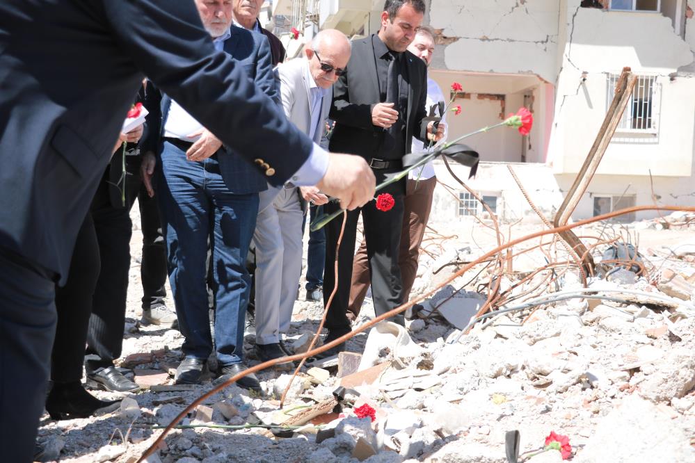 Depremin simge yeri Ebrar Sitesi'ne karanfil bıraktılar