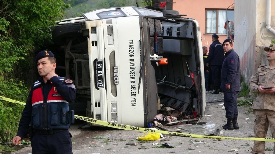 Belediye otobüsü şarampole yuvarlandı: 4 ölü, 37yaralı