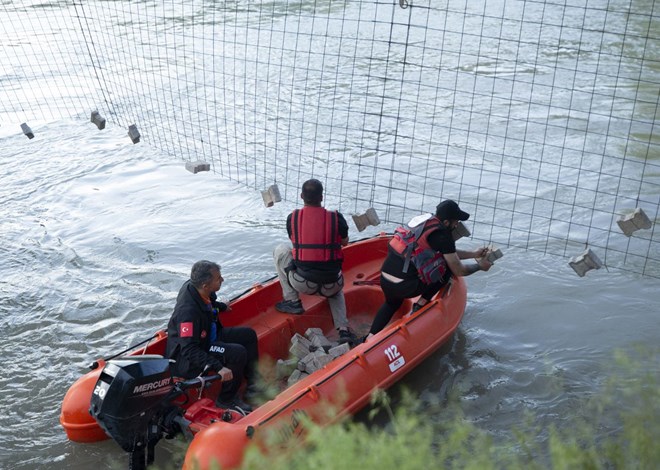 Diyarbakırlı kayıp 3 gencin bulunması için suya çelik ağlar yerleştirildi