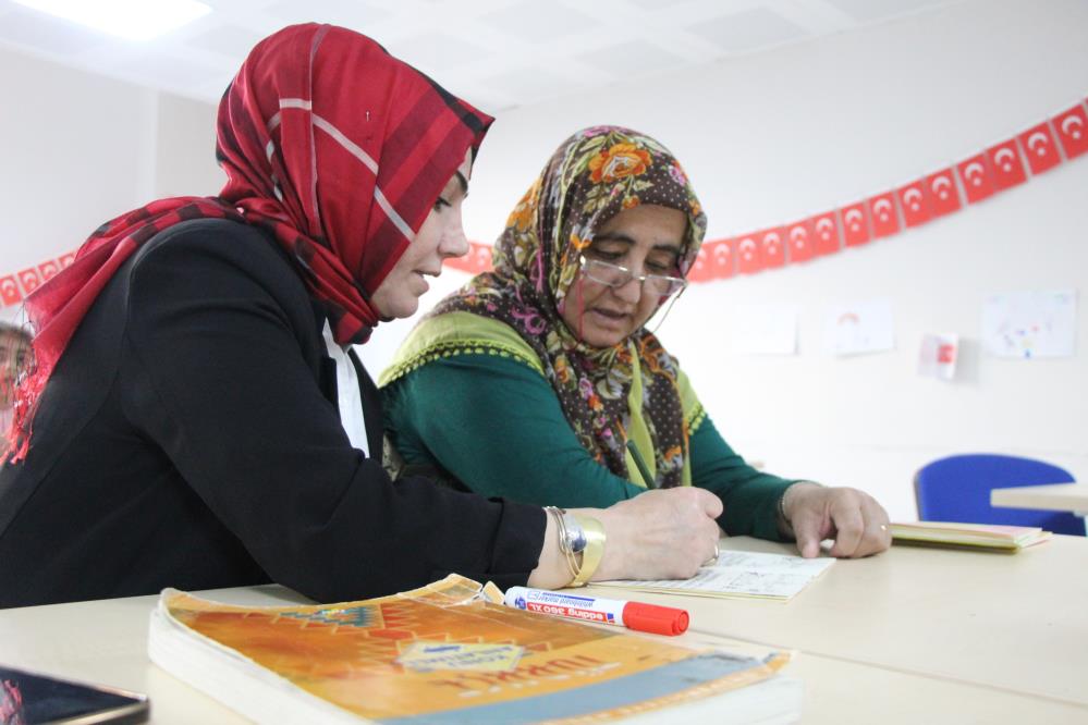 Kaldığı KYK yurdunda okuma yazma öğrendi