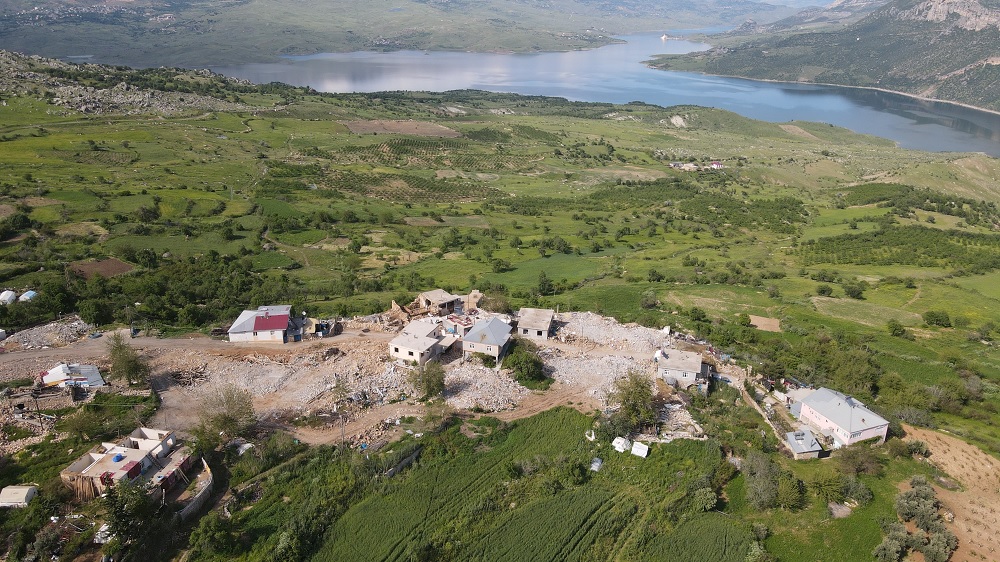 Depremde tamamına yakını yıkılan köyü hayırseverler inşa edecek