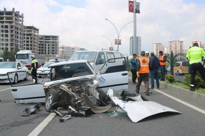 Diyarbakır'da iki otomobil kafa kafaya çarpıştı