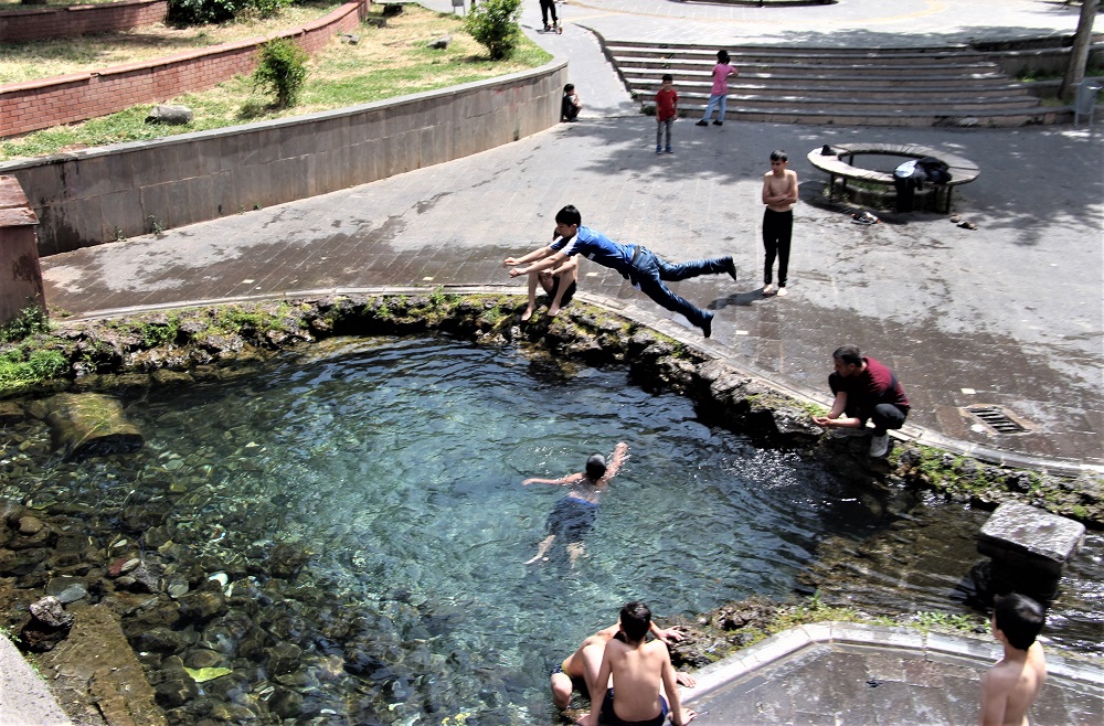 Diyarbakır'da çocuklar süs havuzunda serinledi