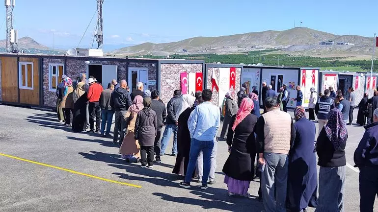 'Depremzede seçmenler' konteynerde oy kullanıyor