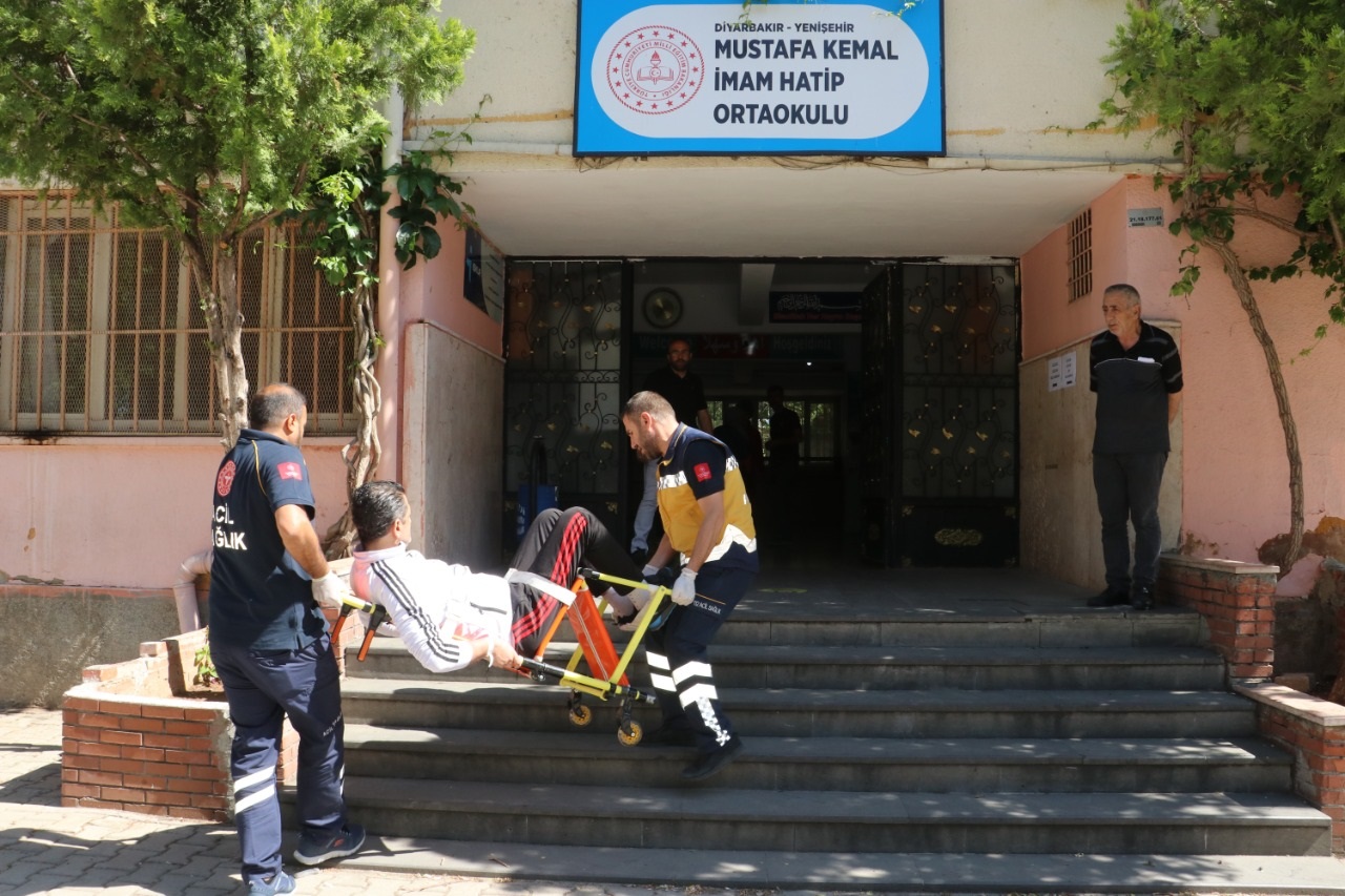 Diyarbakır’da hastalar, ambulansla oy kullanacakları yere götürüldü