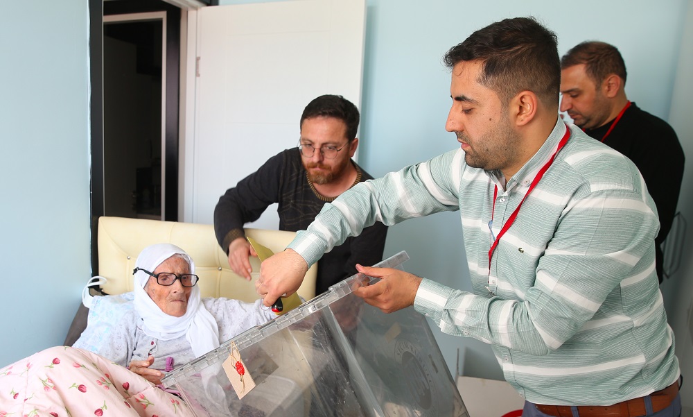 Diyarbakır'da engelliler ekiplerin yardımıyla oylarını kullandı