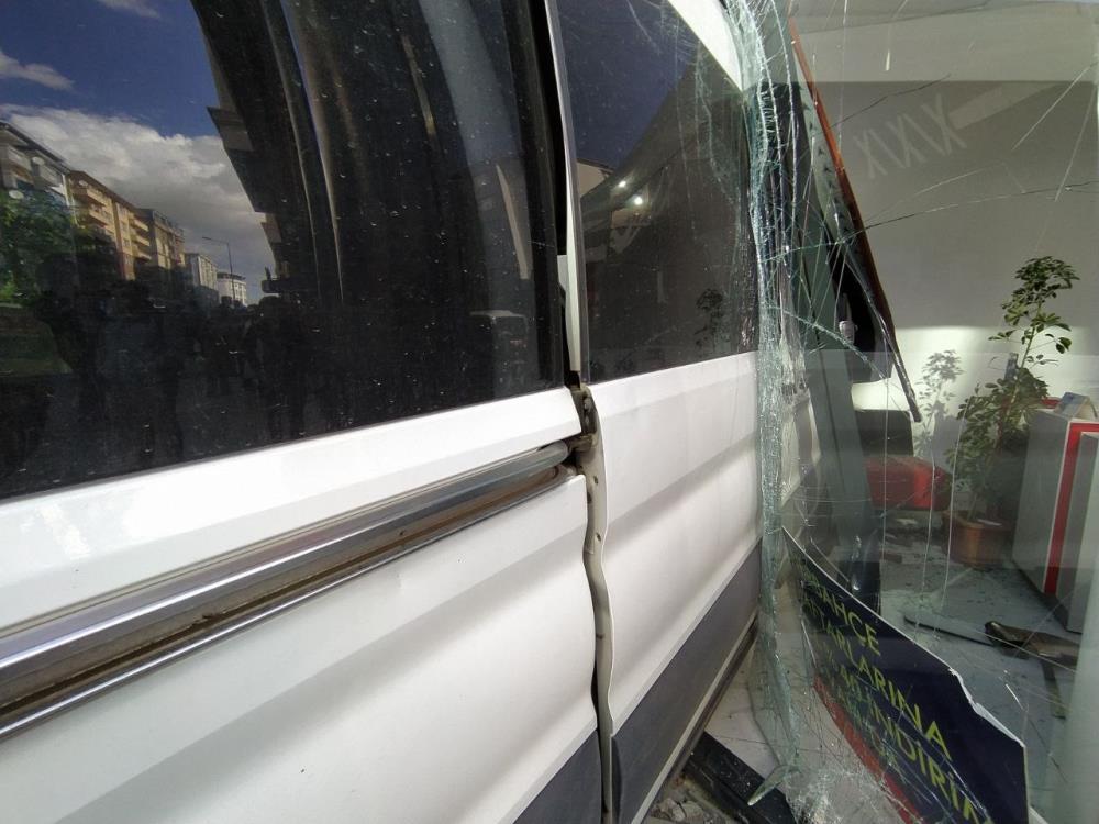 Otomobille minibüs çarpıştı: 7 yaralı