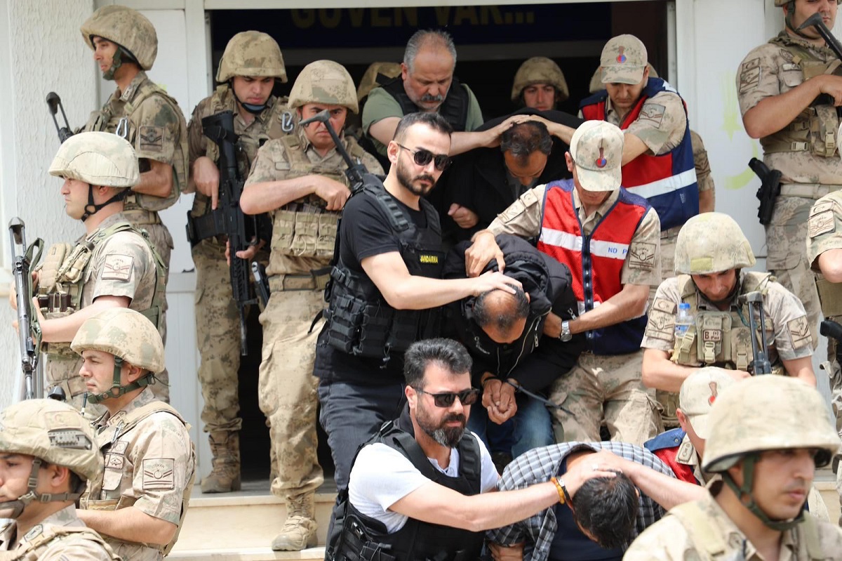 Askeri kamuflajla Iraklıları gasbeden 4 kişi tutuklandı