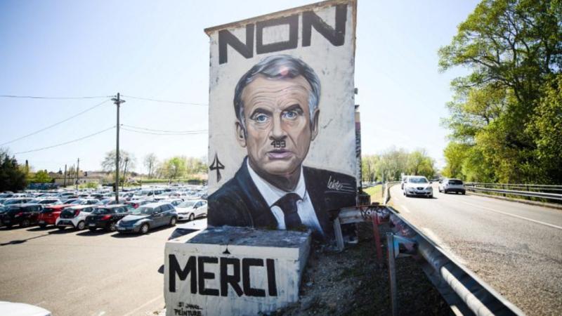 Macron'un Hitler'e benzetildiği afişlere ilişkin soruşturma başlatıldı
