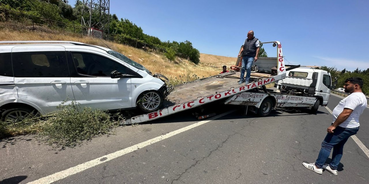 Mardin'de bir araç elektrik direğine çarptı: 1 kişi yaralandı