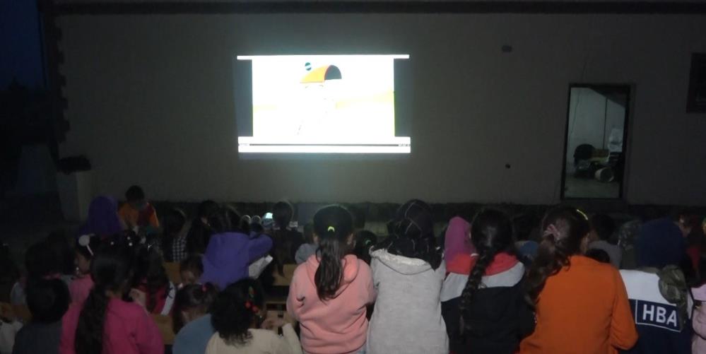 Köy çocuklarına açık hava sineması düzenlendi
