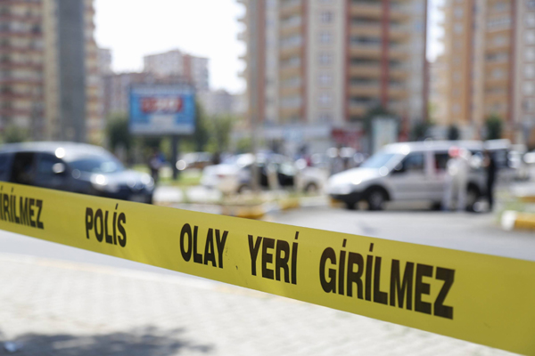 Seyir halindeki otomobile çapraz ateş: 2 yaralı