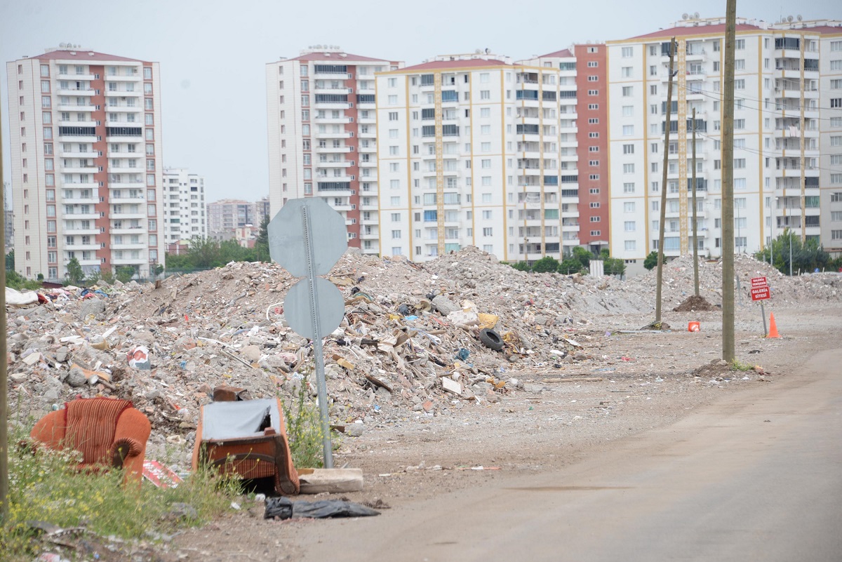 Diyarbakır’da yıkılan binalardan 42 bin metreküp moloz çıktı