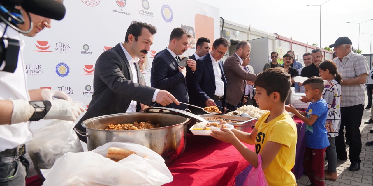 Türk Mutfağı Haftasında depremzedelere yöresel yemek ikram edildi