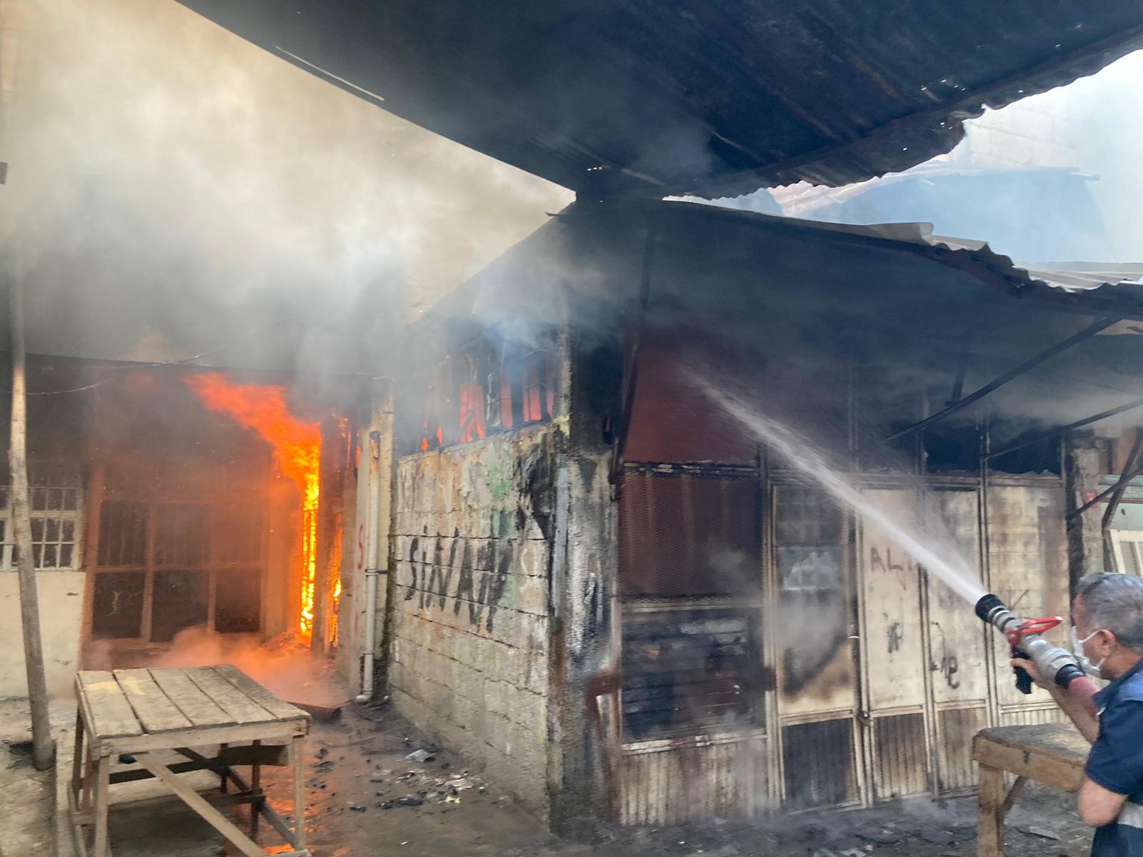 Siirt’te marangozlar çarşısında aynı anda 3 dükkan yandı