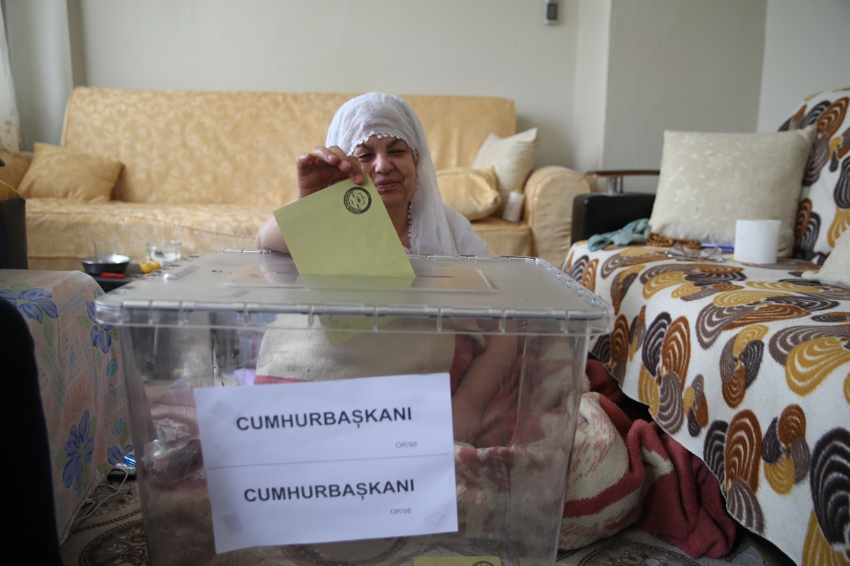 Diyarbakır'da hasta ve engelliler ekiplerin yardımıyla oylarını kullandı