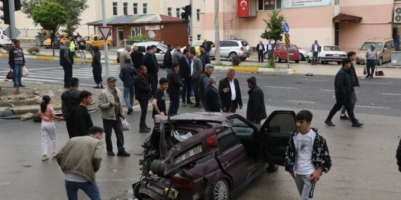 Diyarbakır'da hatalı sollama yapan araç kaza yaptı
